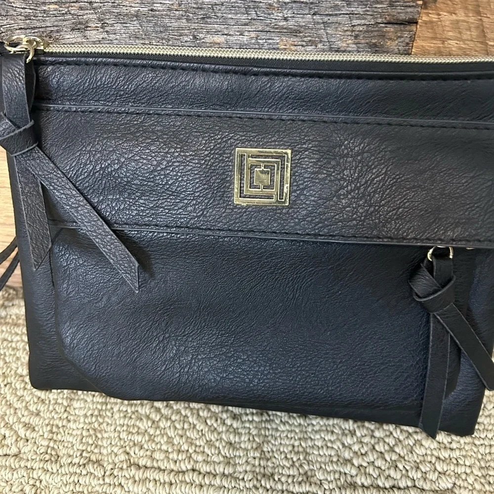 Liz Claiborne Black Charging Wrislet Clutch w/ built in power bank - Picture 5 of 9